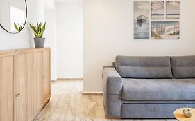 Minimalist Apartment Near The Airport And The City Center